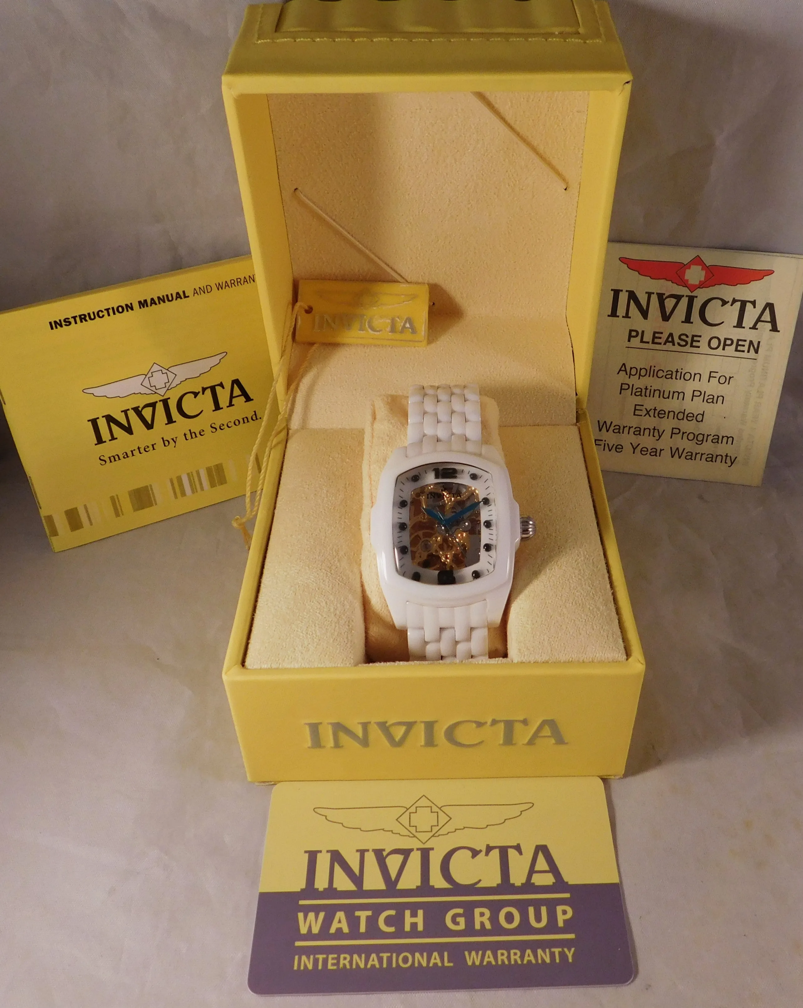 Invicta Lupah Model 1127 Solid White Ceramic Manual Wind Mens Watch....33mm